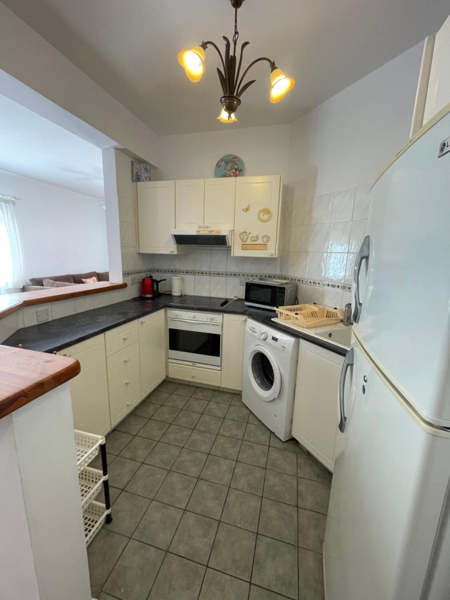 Limnaria Gardens Two Bedroom Apartment With Balcony 파포스 외부 사진